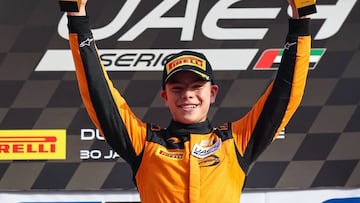 Christian Costoya celebra su victoria en las UAE4 Series de Dubái.