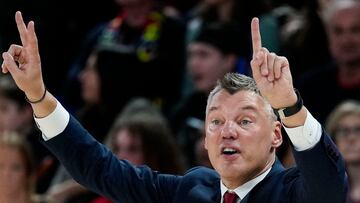 BARCELONA, 28/12/2022.- El entrenador del Barça, el lituano Sarunas Jasikevicius, da instrucciones a sus jugadores durante el encuentro de la 13ª jornada de la Liga Endesa entre el FC Barcelona y el Casademont Zaragoza, este miércoles en el Palau Blaugrana de Barcelona. EFE/ Enric Fontcuberta