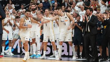 Facundo Campazzo, aplaudido por sus compañeros, en el momento de ser proclamado MVP de la Supercopa el domingo en Murcia.