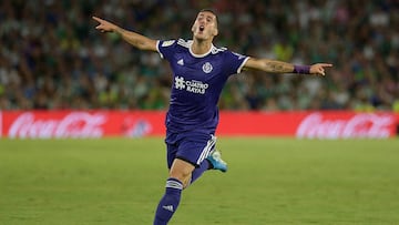 Valladolid&#039;s Spanish midfielder Sergio Guardiola Navarro celebrates after scoring a goal during the Spanish League football match between Real Betis and Real Valladolid at the Benito Villamarin Stadium in Sevilla on August 18, 2019. (Photo by CRISTIN