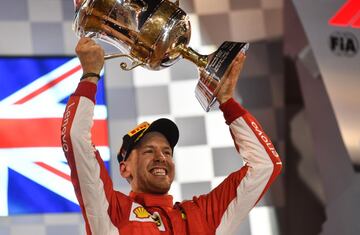 Sebastian Vettel levantando el trofeo en el pdium de Bahrin. 
