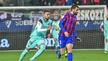 Poveda lucha un bal&oacute;n en el &uacute;ltimo partido frente al Eibar.