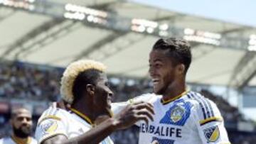 Giovani dos Santos celebra su anotación con el Galaxy de los Ángeles.