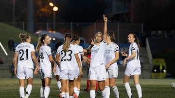 BADALONA (BARCELONA), 09/11/2024.- La jugadora del Real Madrid Alba Redondo (3d) celebra el segundo gol de su equipo al FC Levante Badalona, en el partido de Liga F que se disputa este sábado en Badalona. EFE/Marta Pérez