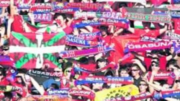 <b>SIEMPRE FIELES. </b>La afición de Osasuna se ha volcado con su equipo cuando se jugó la permanencia la pasada campaña.