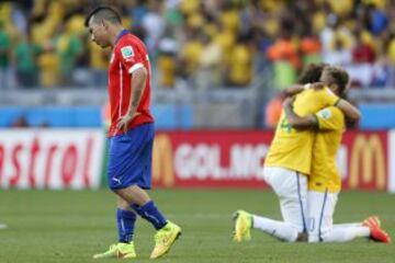 Por primera vez Chile no perdió en cancha en un Mundial con Brasil. La Roja llevó al extremo al Scratch y solo un penal en el poste de Gonzalo Jara le dio el paso a cuartos de su Copa del Mundo.