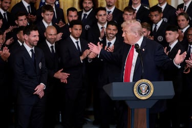 El presidente de Estados Unidos, Donald Trump junto al capitán del Inter Miami CF, Lionel Messi, en el día en que rinde homenaje a los jugadores y directivos del actual campeón de la Major League Soccer (MLS), el Inter Miami CF, con un evento en el Salón Este de la Casa Blanca en Washington, D.C., Estados Unidos.