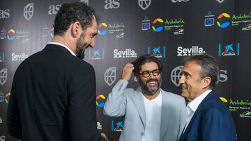 SEVILLA, 20/10/2022.- El presidente de la Federación Española de Baloncesto, Jorge Garbajosa (i), el director del diario As, Vicente Jiménez (c), y el entrenador del Betis Baloncesto, Luis Casimiro (d), en la ceremonia de Ingreso de los miembros elegidos en la 2ª Promoción del Salón de la Fama del baloncesto español, el proyecto conjunto de la FEB y el diario As, hoy jueves en Sevilla. EFE/ Raúl Caro.
