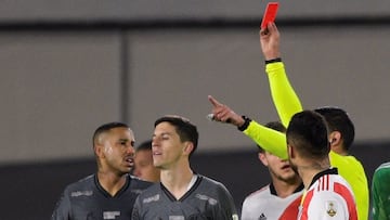 AMDEP8423. BUENOS AIRES (ARGENTINA), 11/08/2021.- El &aacute;rbitro Jes&uacute;s Valenzuela sanciona con tarjeta roja a Ignacio Fern&aacute;ndez de Mineiro hoy, en un partido de los cuartos de final de la Copa Libertadores ente River Plate y Atl&eacute;tico Mineiro en el estadio Monumental en Buenos Aires (Argentina). EFE/Juan Mabromata POOL