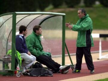 Nando Yosu charla con Munitis y con Dmitry Piterman durante un entrenamiento en el 2003. Yosu salvó al Racing en seis ocasiones de bajar de categoría. 
 