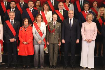 Foto de familia tras la entrega de la Medalla de Aragón a la Princesa Leonor en La Seo del Salvador de Zaragoza.