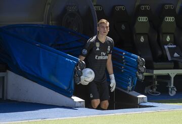 El joven portero ucraniano de 19 años ha sido presentado en el Santiago Bernabéu de la mano de Florentino Pérez y acompañado de su familia.