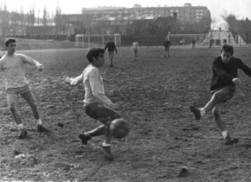 Jugó desde joven en las categorías inferiores del Athletic Club hasta 1962, año en el que pasa a formar parte del primer equipo. 