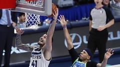 Juancho Hernang&oacute;mez anota en el Minnesota Timberwolves-Dallas Mavericks.