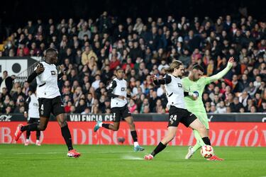 0-1. Ferran Torres le gana la espalda a Yarek Gasiorowski para anotar el primer tanto tras la fantástica asistencia de Álex Balde.