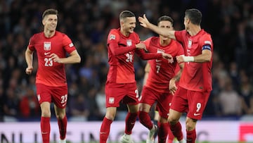 Glasgow (United Kingdom), 05/09/2024.- Polish national team player Sebastian Szymanski (C) with teammate Robert Lewandowski (R) celebrate after scoring a goal during the UEFA Nations League soccer match between Scotland and Poland at Hampden Park in Glasgow, Scotland, Britain, 05 September 2024. (Polonia, Reino Unido) EFE/EPA/Leszek Szymanski POLAND OUT