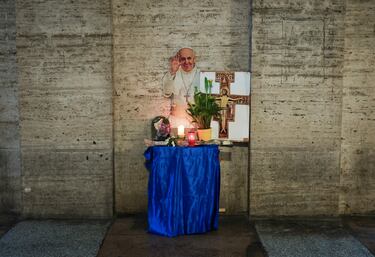 Una vista muestra un monumento improvisado, cerca de la Plaza de San Pedro, tras la muerte del Papa Francisco, Ciudad del Vaticano.