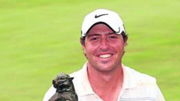 <b>FELIZ. </b>El malagueño Pablo Martín con su trofeo en Suráfrica.