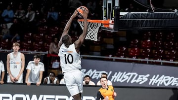 Declan Duru, jugador del Real Madrid Júnior, machaca ante la Virtus Bolonia.