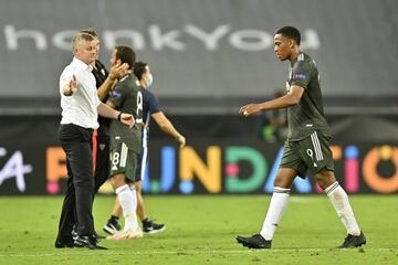 Ole Gunnar Solskjær trató de consolar a sus jugadores después del silbatazo final. Tenían el pase a la final en sus manos, pero lo dejaron ir.