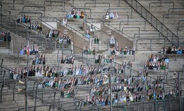 Imágenes de aficionados del Borussia Monchengladbach llenan las gradas del Borussia Park. Los seguidores del club alemán apoyan a su equipo comprando estos cartelones con sus caras y que permanecerán en el estadio hasta que vuelvan los partidos al estadio.