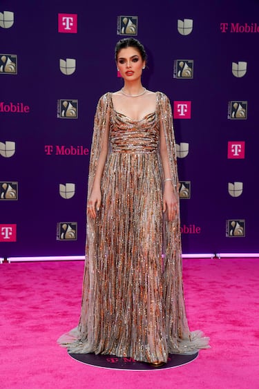 Nadia Ferreira posa en la alfombra roja de los premios 'Lo Nuestro' celebrados en el Kaseya Center de Miami.