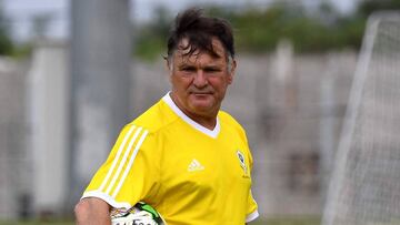 Jos&eacute; Antonio Camacho, en un entrenamiento con Gab&oacute;n. 