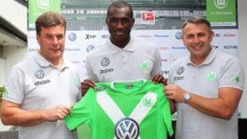 Joshua Guilavogui en su presentación con el Wolfsburgo.