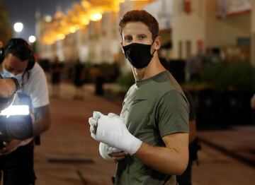 El piloto francés ya está fuera del hospital y ha aprovechado para pasarse por el circuito de Bahréin para agradecer a los operarios la rápida intervención tras su accidente.