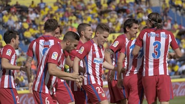 GRA374. LAS PALMAS DE GRAN CANARIA. 29/04/2017.- El delantero francés del Atlético de Madrid Kevin Gameiro (c) celebra con sus compañeros el primer gol frente a la UD Las Palmas, durante el partido de la trigésima quinta jornada de Liga en Primera División que se disputa hoy en el Estadio de Gran Canaria. EFE/Ángel Medina G.