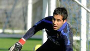 Claudio Bravo es baja.