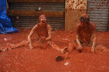 BUNOL, SPAIN - AUGUST 30: Revellers enjoy the atmosphere in tomato pulp while participating the annual Tomatina festival on August 30, 2017 in Bunol, Spain. An estimated 22,000 people threw 150 tons of ripe tomatoes in the world's biggest tomato fight held annually in this Spanish Mediterranean town. (Photo by Pablo Blazquez Dominguez/Getty Images)