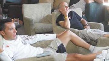 <b>RELAJADOS. </b>Rodríguez y Zaballa, del Saunier Duval, esperan el inicio de la Vuelta.