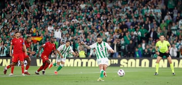 El Betis aguantó lo que aguantó Isco, que adelantó a los verdiblancos con un penalti imparable para la manopla de Nyland. Él peleó y lo intentó hasta el final.