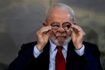 Luiz Inácio Lula da Silva, presidente de Brasil, sostiene sus gafas durante un evento para el día Mundial del Medio Ambiente en el Palacio Planalto en Brasilia, Brasil.