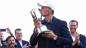 Jordan Spieth besa el trofeo de campe&oacute;n del Travelers Championship.