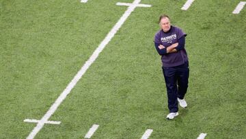 MINNEAPOLIS, MN - FEBRUARY 04: Head coach Bill Belichick of the New England Patriots takes the field during warmups prior to Super Bowl LII at U.S. Bank Stadium on February 4, 2018 in Minneapolis, Minnesota. Christian Petersen/Getty Images/AFP
== FOR N