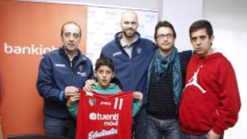 Txus Vidorreta y Andr&eacute;s Miso en la presentaci&oacute;n de Bankinter como patrocinador de la Escuela de baloncesto &#039;M&oacute;stoles encesta con el Estu&#039;.