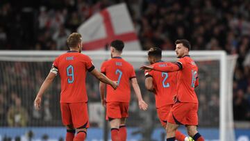 London (United Kingdom), 26/09/2022.- England's Mason Mount (R) celebrates with teammate Harry Kane (L) after scoring the 2-2 equalizer during the UEFA Nations League soccer match between England and Germany in London, Britain, 26 September 2022. (Alemania, Reino Unido, Londres) EFE/EPA/VINCENT MIGNOTT