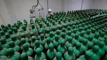 -FOTODELDÍA- AME9443. LIMA (PERÚ), 15/01/2021.- Un trabajador ordena balas de oxígeno que deben ser llenadas debido al incremento de pacientes de covid-19, el 14 de enero de 2021, en Lima (Perú). Sin trabajo durante el confinamiento e indignados por los exorbitantes precios del oxígeno en el peor pico de la pandemia en Perú, trece amigos invirtieron sus ahorros en una planta de oxígeno, "un pulmón" para salvar vidas a precio justo en una de las zonas más humildes y populosas de Lima. En tiempo récord, este grupo formado por administradores, economistas, técnicos, ingenieros y abogados, entre otras variadas profesiones, sorteó una maraña burocrática y puso en marcha PGO, sigla de Planta Generadora de Oxígeno, justo semanas antes de que la segunda ola de la pandemia de la covid-19 llegase a Perú. EFE/ Luis Angel Gonzales