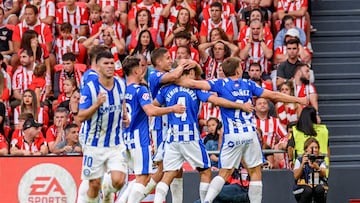 BILBAO, 13/09/2025.- El centrocampista del Alavés Denis Suárez (c), celebra marcar el primer gol de su equipo, durante el partido de la cuarta jornada de LaLiga EA Sports que Athletic Club y Deportivo Alavés disputan este sábado en el estadio de San Mamés. EFE/Javier Zorrilla