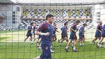 <b>ENSAYO EN EL ESTADIO DE BESSA. </b>Iker, en primer plano, se entrena junto al resto de la Selección en el campo del Boavista.