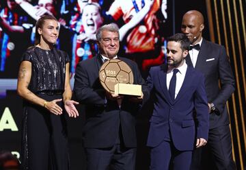 Joan Laporta, presidente del Barça, recoge el trofeo que reconoce al equipo femenino del club como el mejor del mundo en 2023.