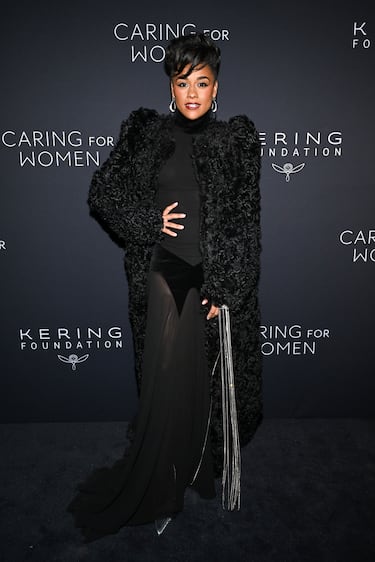 Ariana DeBose posa en la alfombra roja del evento Caring for Women.



