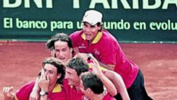 <b>FELICES. </b>Así celebraba la Selección de Copa Davis el billete a la final, con Nadal saltando de alegría.