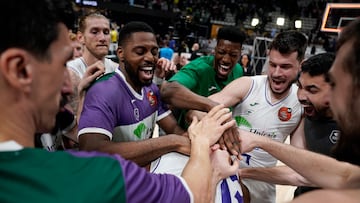 Los jugadores del Unicaja felicitan a Kendrick Perry tras la victoria ante el Barcelona en cuartos de la Copa.