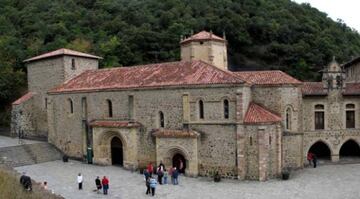 Recorre parte del Camino de Santiago y descubre los preciosos paisajes de Liébana.