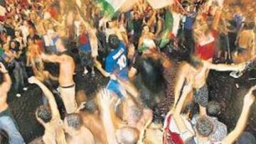 <b>FIESTA GRANDE. </b>Italia se tiró a sus plazas y fuentes a celebrar el triunfo de la Azzurra ante Alemania.