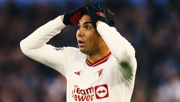 Casemiro, jugador del Manchester United, se lamenta durante un partido.