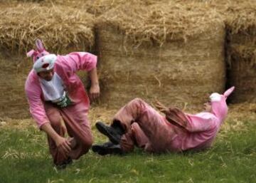 En Biere, el oeste de Suiza, se celebra una cómica y loca carrera en el barro, la conocida como "La Barjot Run", donde la imaginación juega un papel importante.